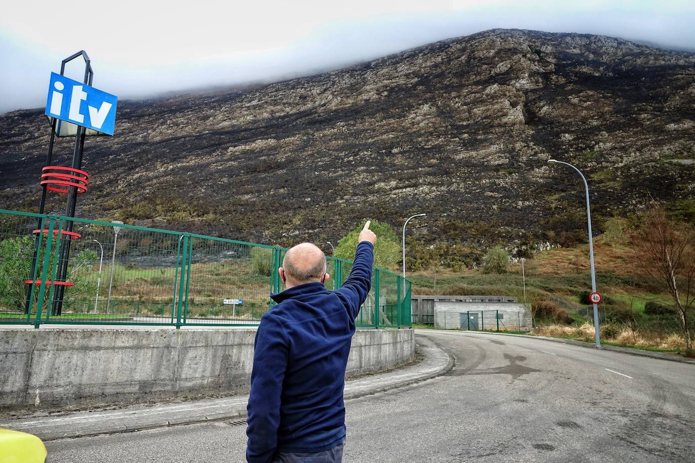 El incendio originado el viernes entre Llanes y Ribadesella, aún con focos activos, provocó ayer una noche de terror en el polígono de Guadamía. Las llamas llegaron hasta el mismo límite del área industrial, donde los propietarios de las naves colindantes a la ladera vivieron momentos de «mucho miedo».