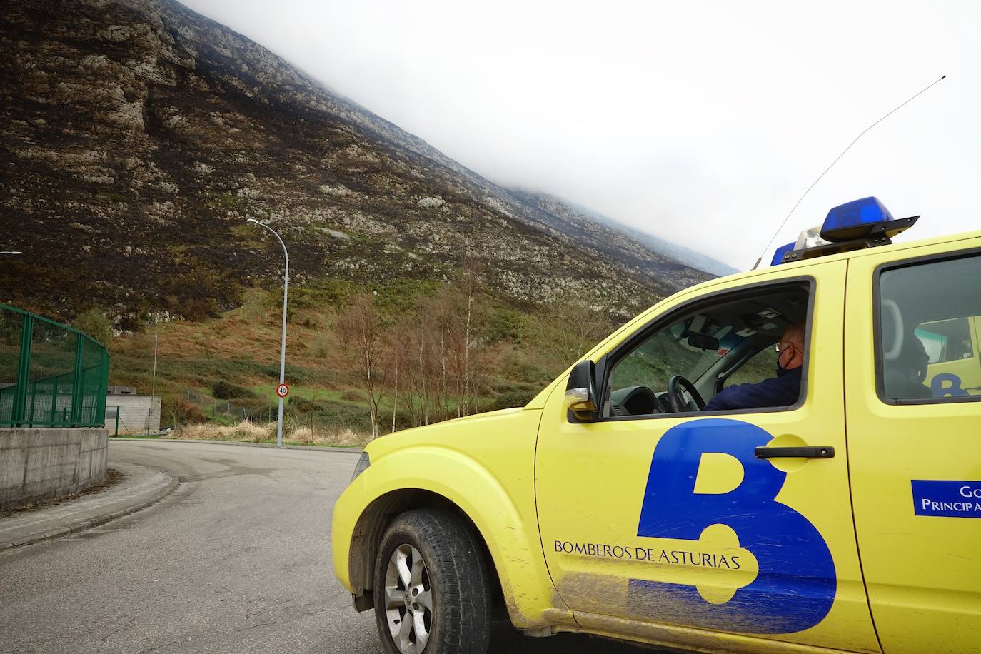 El incendio originado el viernes entre Llanes y Ribadesella, aún con focos activos, provocó ayer una noche de terror en el polígono de Guadamía. Las llamas llegaron hasta el mismo límite del área industrial, donde los propietarios de las naves colindantes a la ladera vivieron momentos de «mucho miedo».