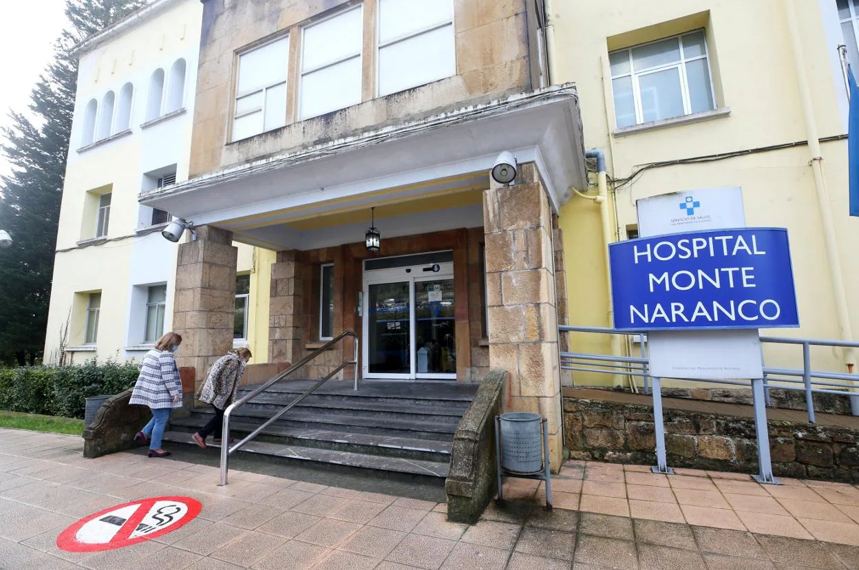 Dos señoras suben las escaleras que dan acceso al Hospital Monte Naranco, centro que Salud quiere reformar próximamente. 