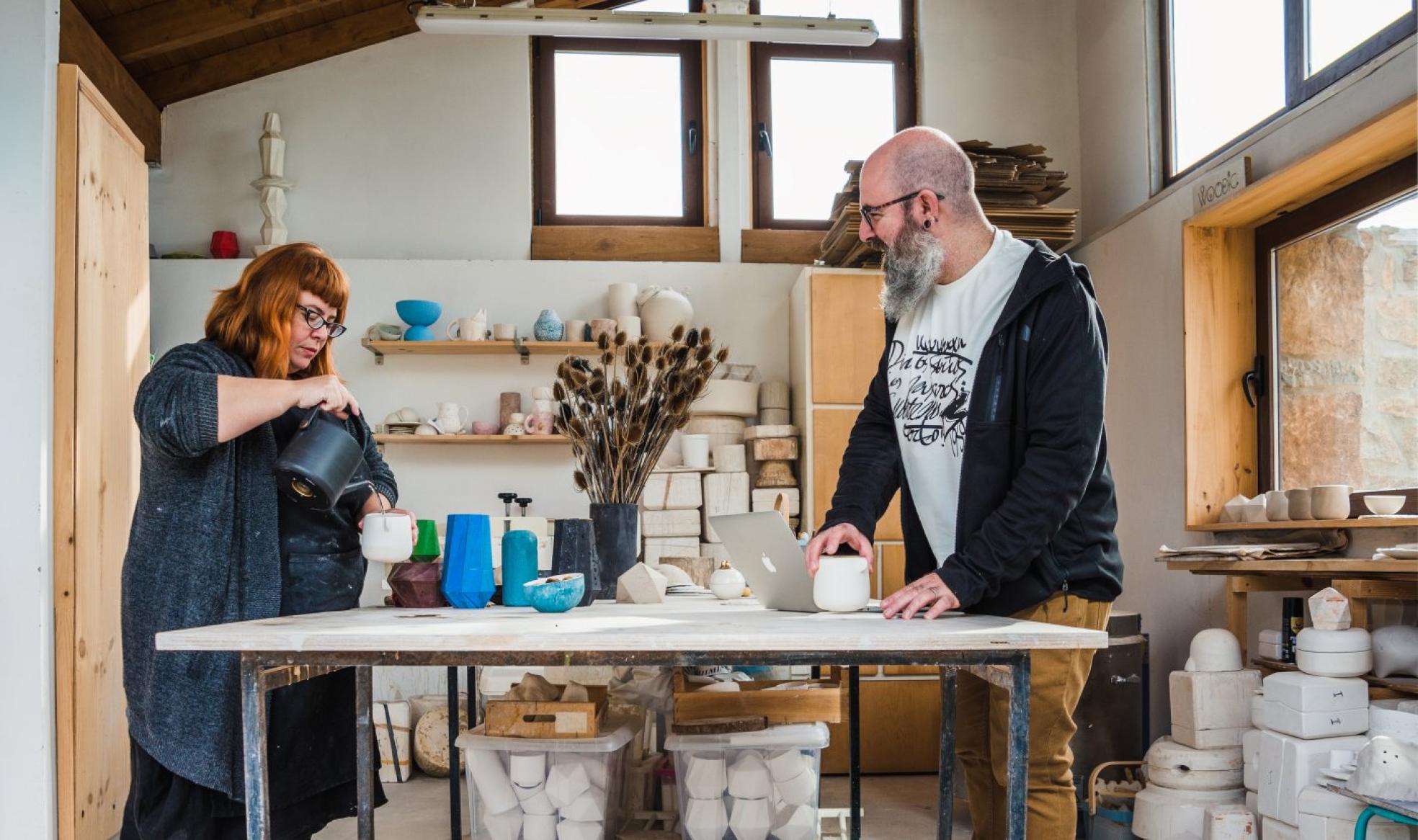 Natalia Suárez y Mauricio O'Brien, en el taller de 'Woodic', en El Valle (Candamo).