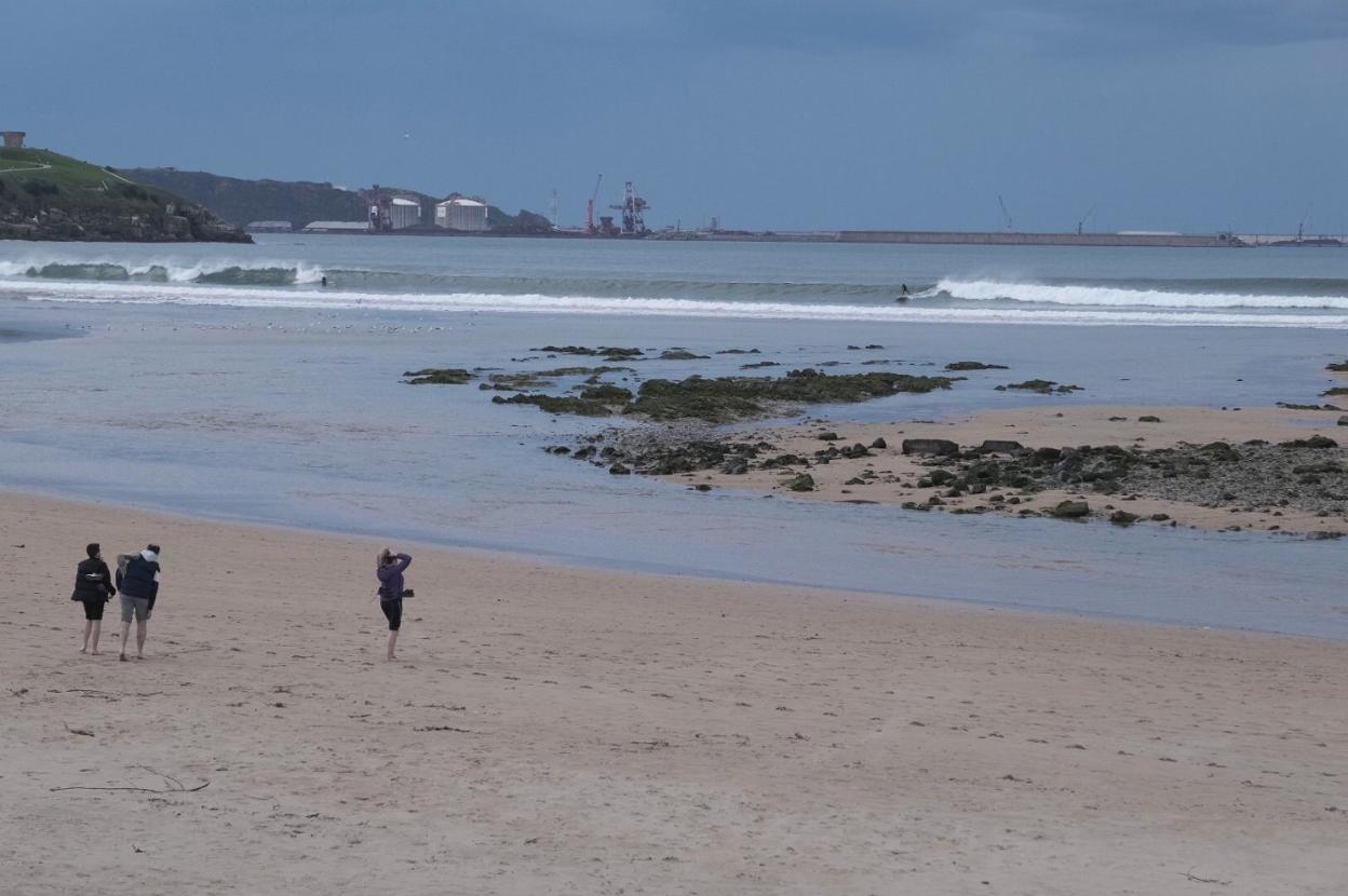 Vista de El Musel, con sus carbones, desde la escalera 15 de San Lorenzo, donde ayer no había manchas de carbón. 