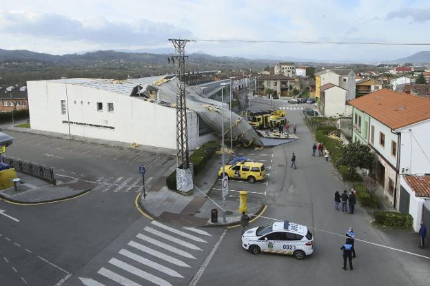 Siero. El techo del pabellón polideportivo de El Berrón se desguarneció y salió por los aires, lo que obligó a una intervención de urgencia. 