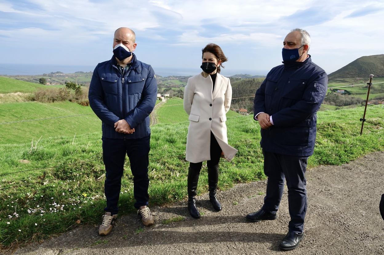 Paulo García, Leticia Cue y Javier Brea, ayer en Sardéu. 