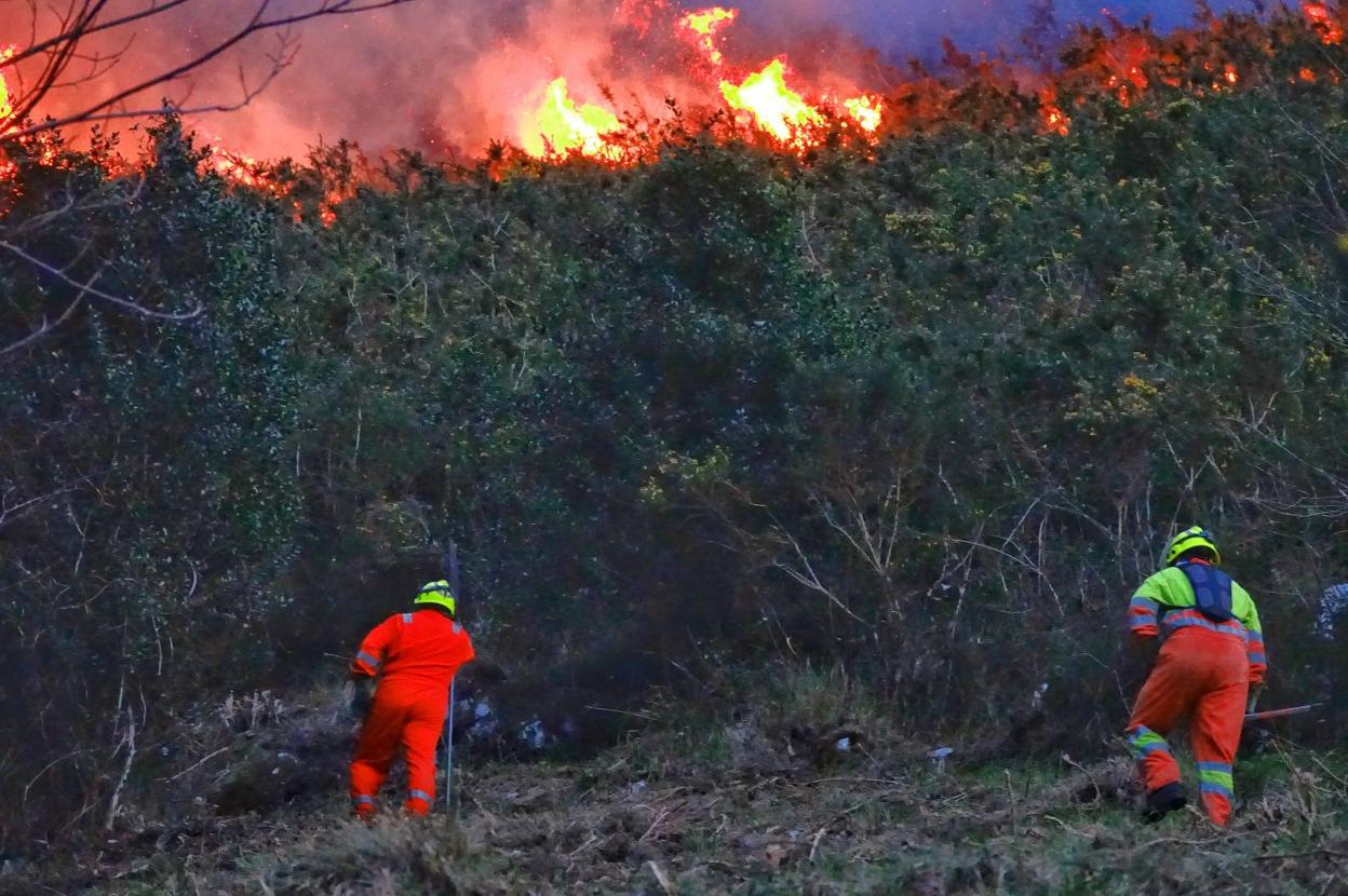 El incendio forestal llegó a la zona de La Fontanina, cerca del polígono riosellano de Guadamía. 