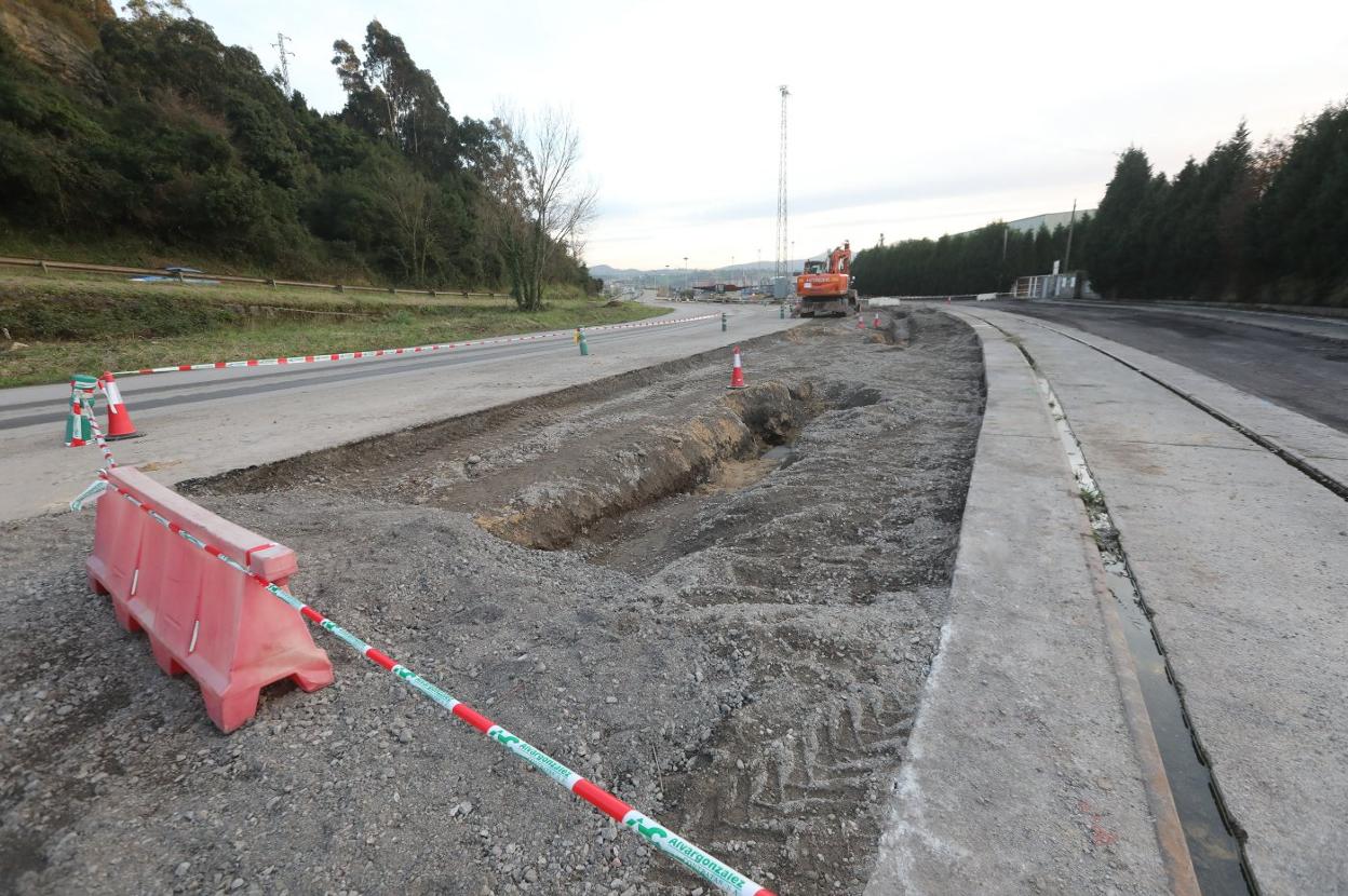 La construcción del nuevo vial de acceso al puerto en la margen derecha. 