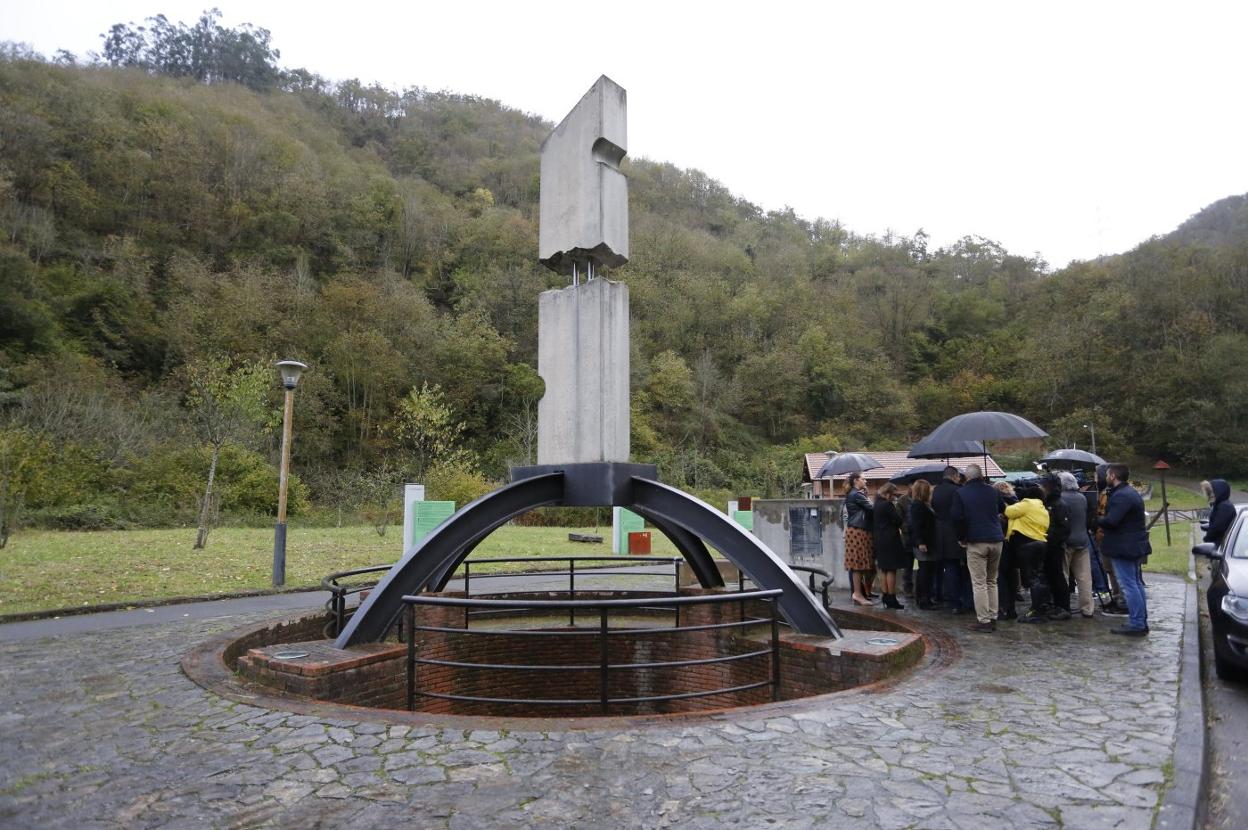 Monumento del Pozo Fortuna, obra del turonés Juan Luis Varela. 