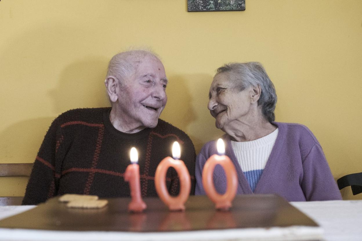 Serafín García Cachero y Maximina Salgado celebran la vida en su casa de Gijón. 