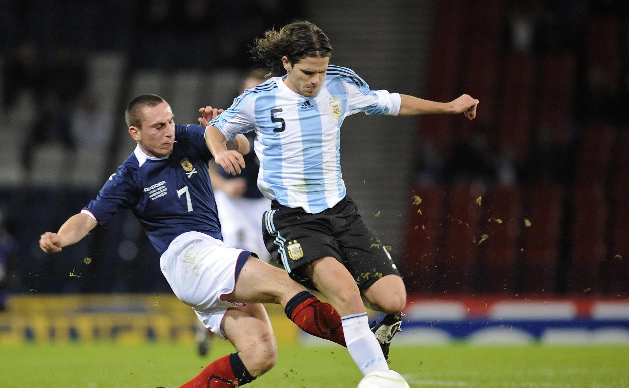 Fernando Gago, en una foto de archivo, jugando como internacional de la Selección Argentina