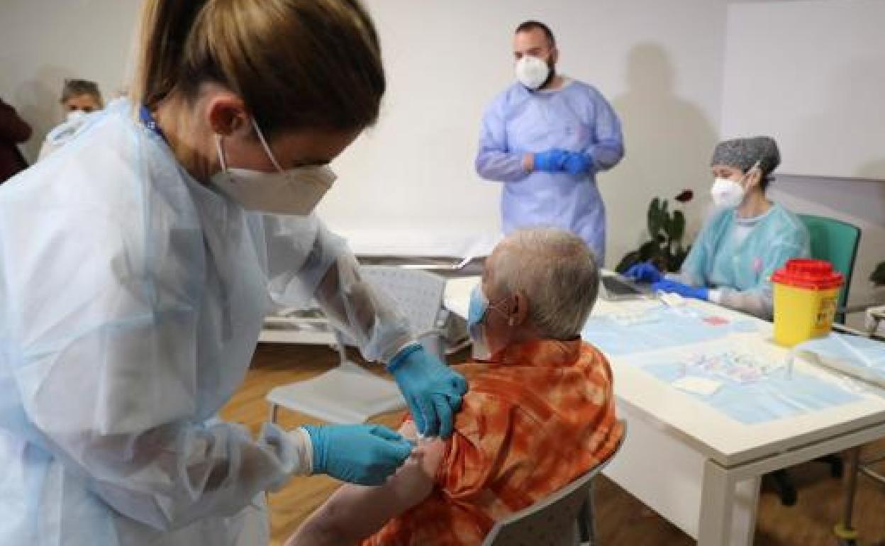 Eulalia Josefa Paleo, Pepita, primera vacunada en Asturias. 