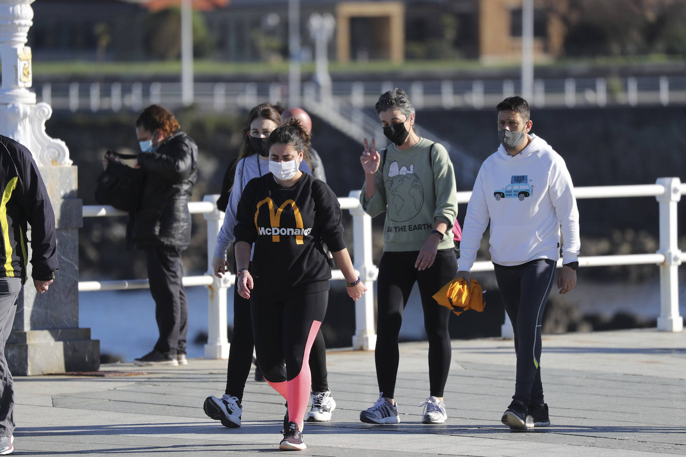 Los asturianos han podido disfrutar de un caluroso martes, con temperaturas que han llegado hasta los 27 grados en algunas zonas como Gijón. Sin duda, un tiempo más propio de la primavera. 