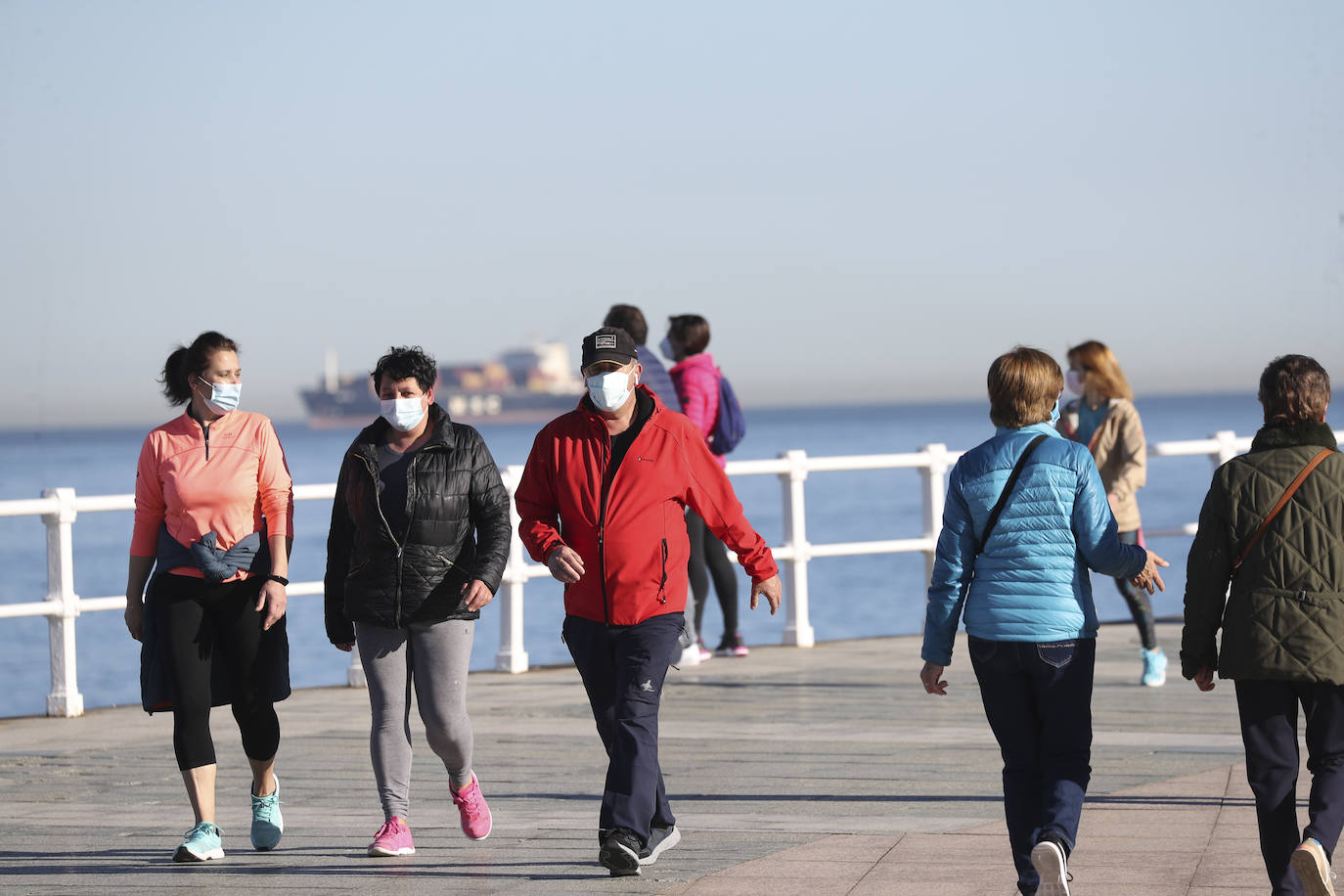 Los asturianos han podido disfrutar de un caluroso martes, con temperaturas que han llegado hasta los 27 grados en algunas zonas como Gijón. Sin duda, un tiempo más propio de la primavera. 