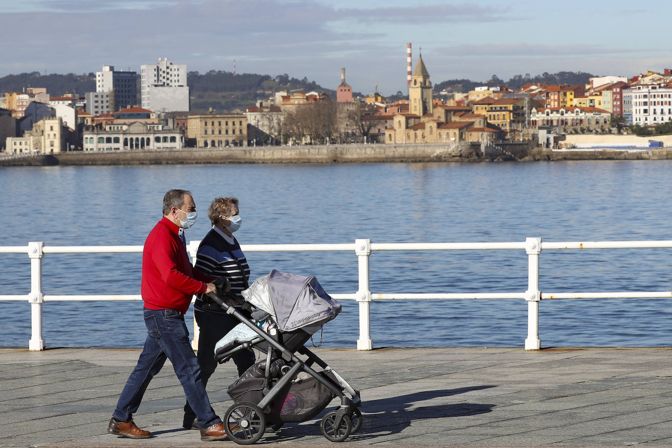 Los asturianos han podido disfrutar de un caluroso martes, con temperaturas que han llegado hasta los 27 grados en algunas zonas como Gijón. Sin duda, un tiempo más propio de la primavera. 