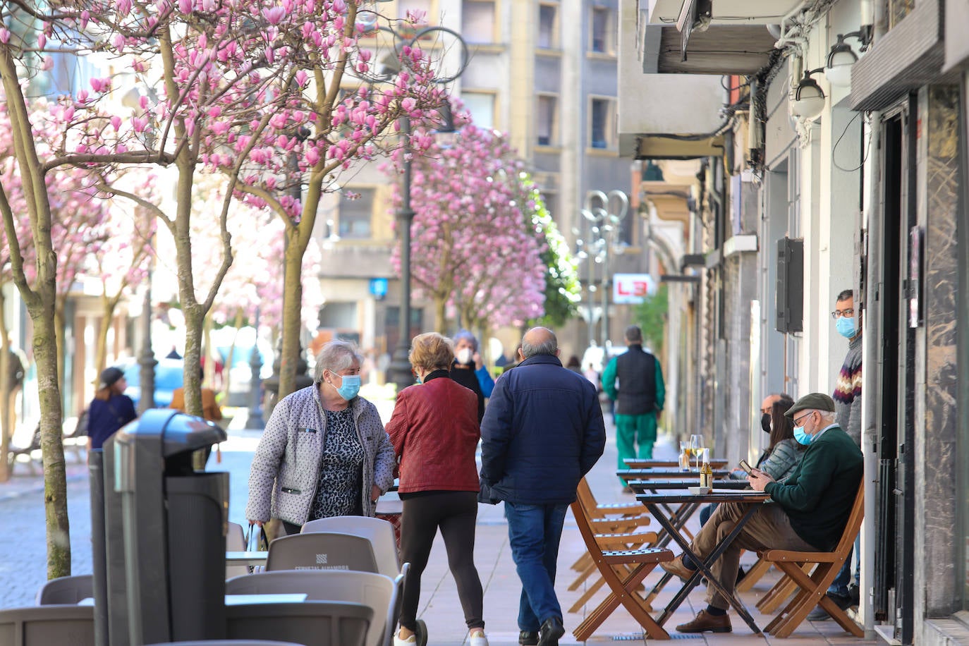 Los asturianos han podido disfrutar de un caluroso martes, con temperaturas que han llegado hasta los 27 grados en algunas zonas como Gijón. Sin duda, un tiempo más propio de la primavera. 