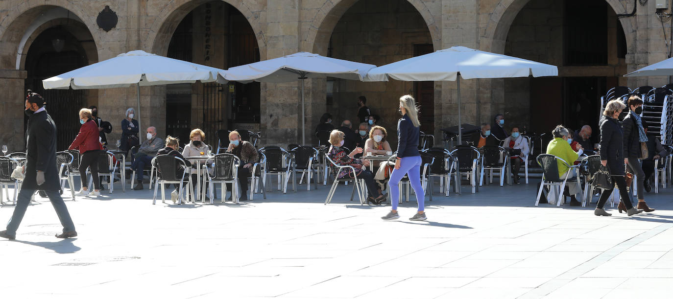 Los asturianos han podido disfrutar de un caluroso martes, con temperaturas que han llegado hasta los 27 grados en algunas zonas como Gijón. Sin duda, un tiempo más propio de la primavera. 