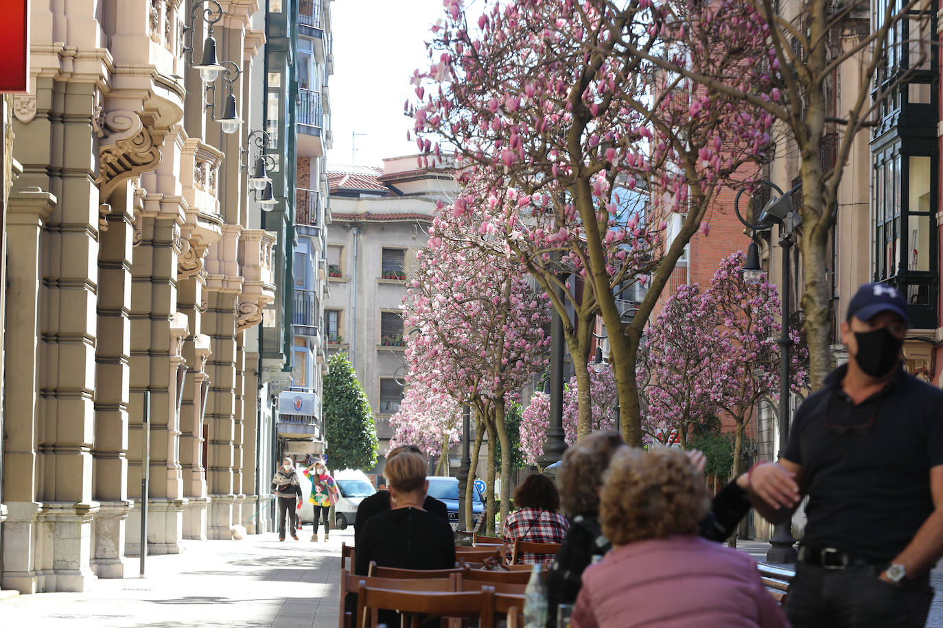 Los asturianos han podido disfrutar de un caluroso martes, con temperaturas que han llegado hasta los 27 grados en algunas zonas como Gijón. Sin duda, un tiempo más propio de la primavera. 