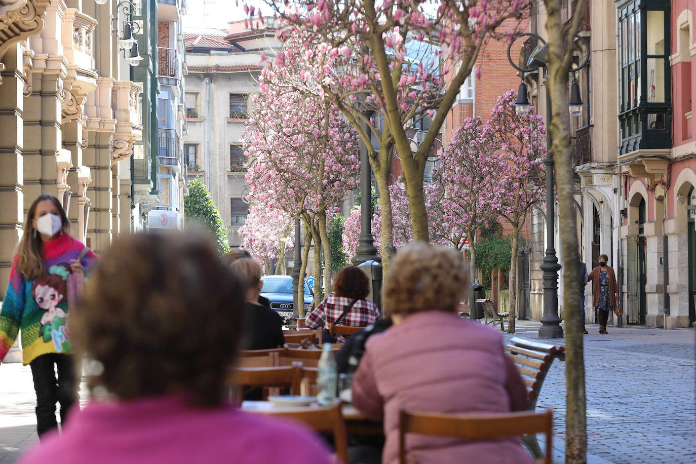 Los asturianos han podido disfrutar de un caluroso martes, con temperaturas que han llegado hasta los 27 grados en algunas zonas como Gijón. Sin duda, un tiempo más propio de la primavera. 