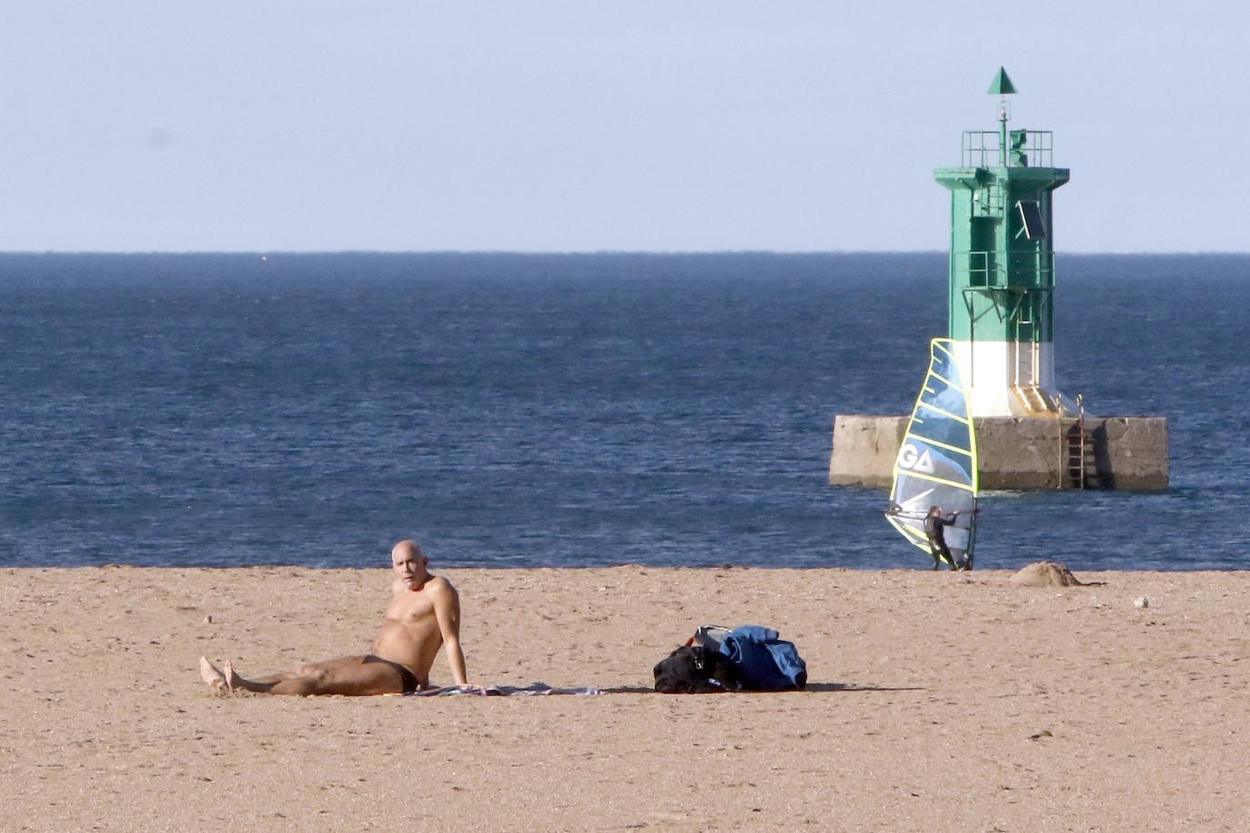 Los asturianos han podido disfrutar de un caluroso martes, con temperaturas que han llegado hasta los 27 grados en algunas zonas como Gijón. Sin duda, un tiempo más propio de la primavera. 