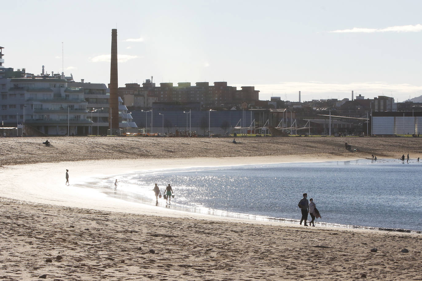 Los asturianos han podido disfrutar de un caluroso martes, con temperaturas que han llegado hasta los 27 grados en algunas zonas como Gijón. Sin duda, un tiempo más propio de la primavera. 