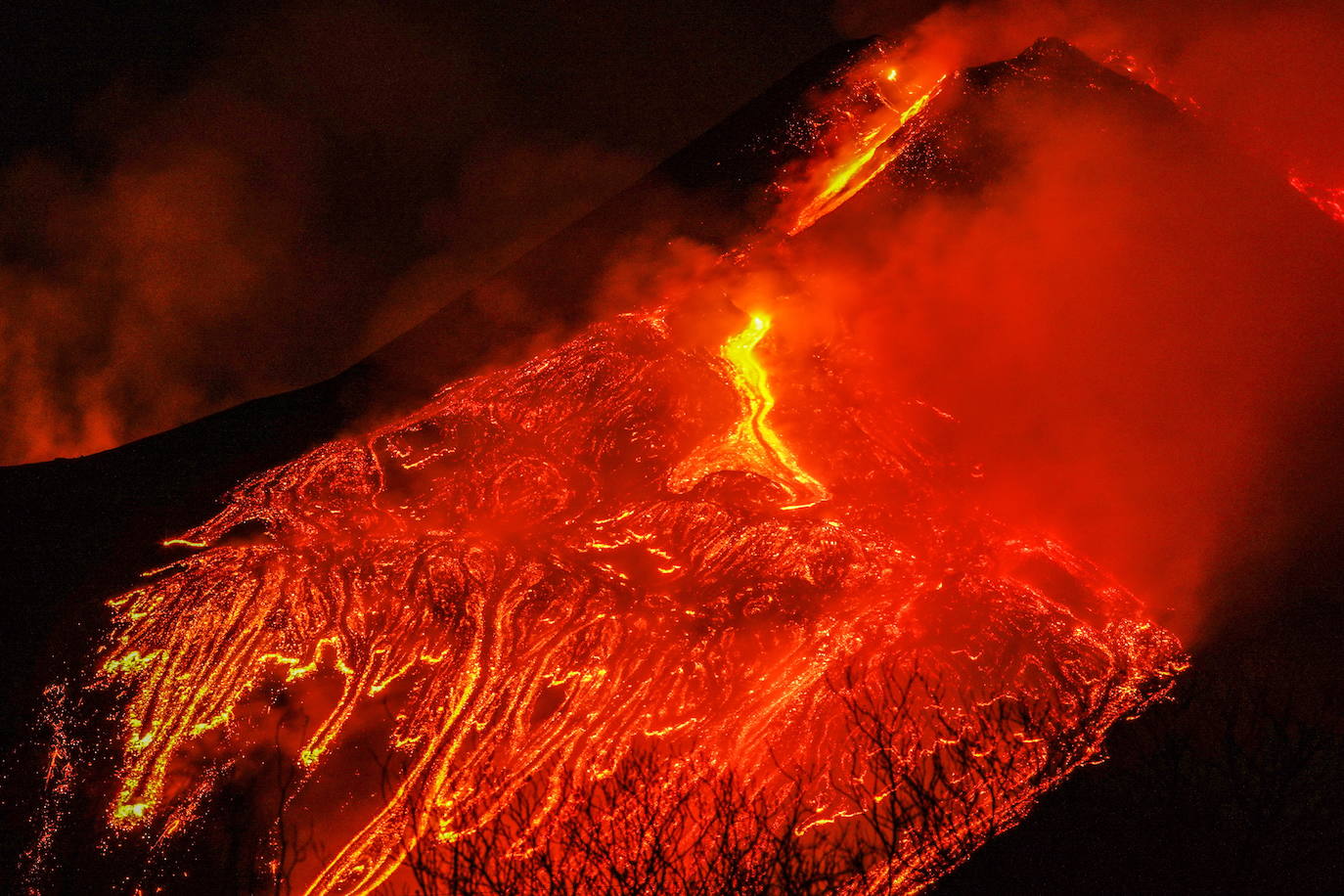 El volcán Etna, en la costa este de Sicilia, ha entrado en erupción y ha expulsado columnas de lava y humo de hasta mil metros de altura. A los investigadores no les preocupan estas erupciones y lo utilizan para investigar y tomar muestras de los materiales que expulsa el Etna, especialmente activo desde mediados de febrero. 