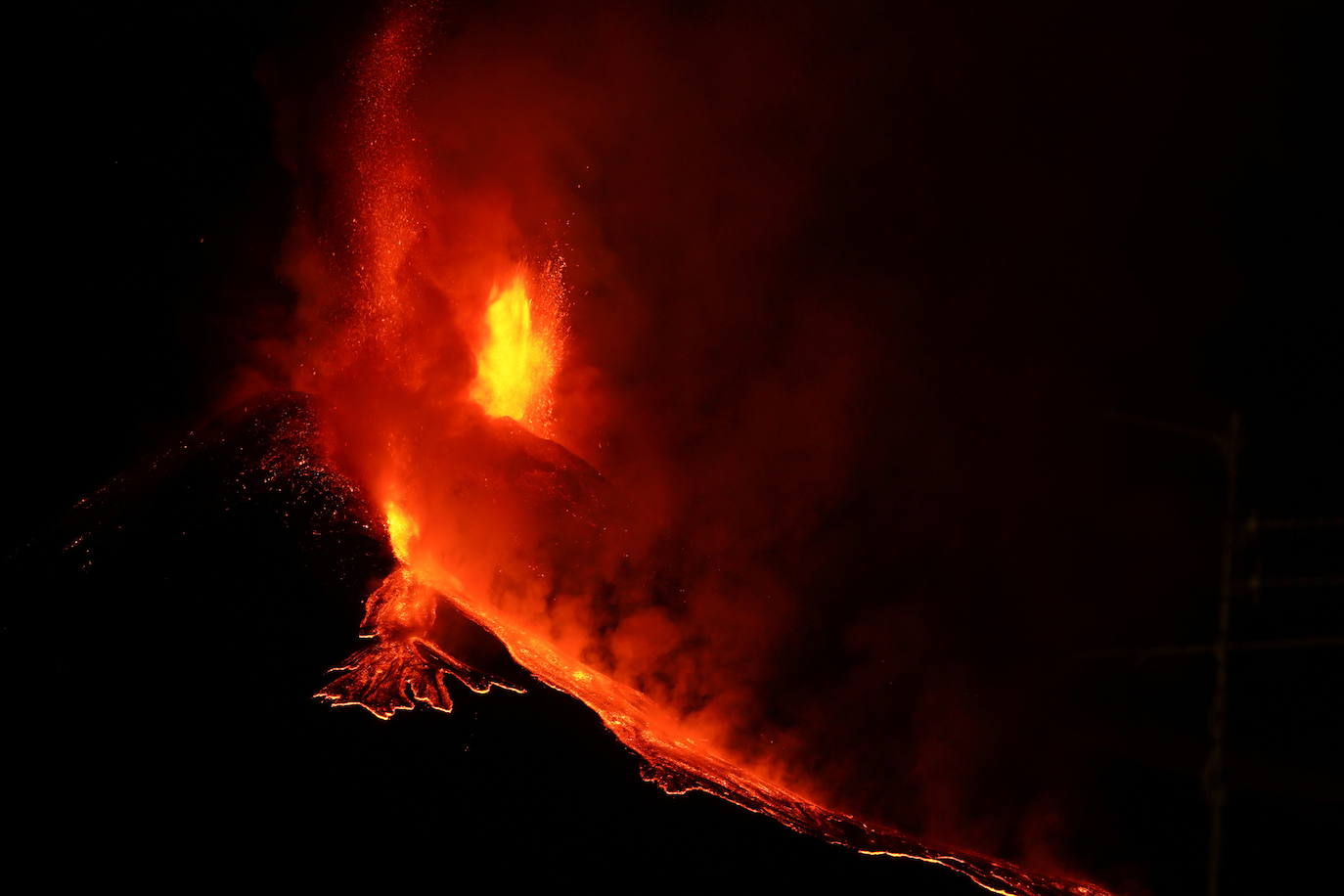 El volcán Etna, en la costa este de Sicilia, ha entrado en erupción y ha expulsado columnas de lava y humo de hasta mil metros de altura. A los investigadores no les preocupan estas erupciones y lo utilizan para investigar y tomar muestras de los materiales que expulsa el Etna, especialmente activo desde mediados de febrero. 