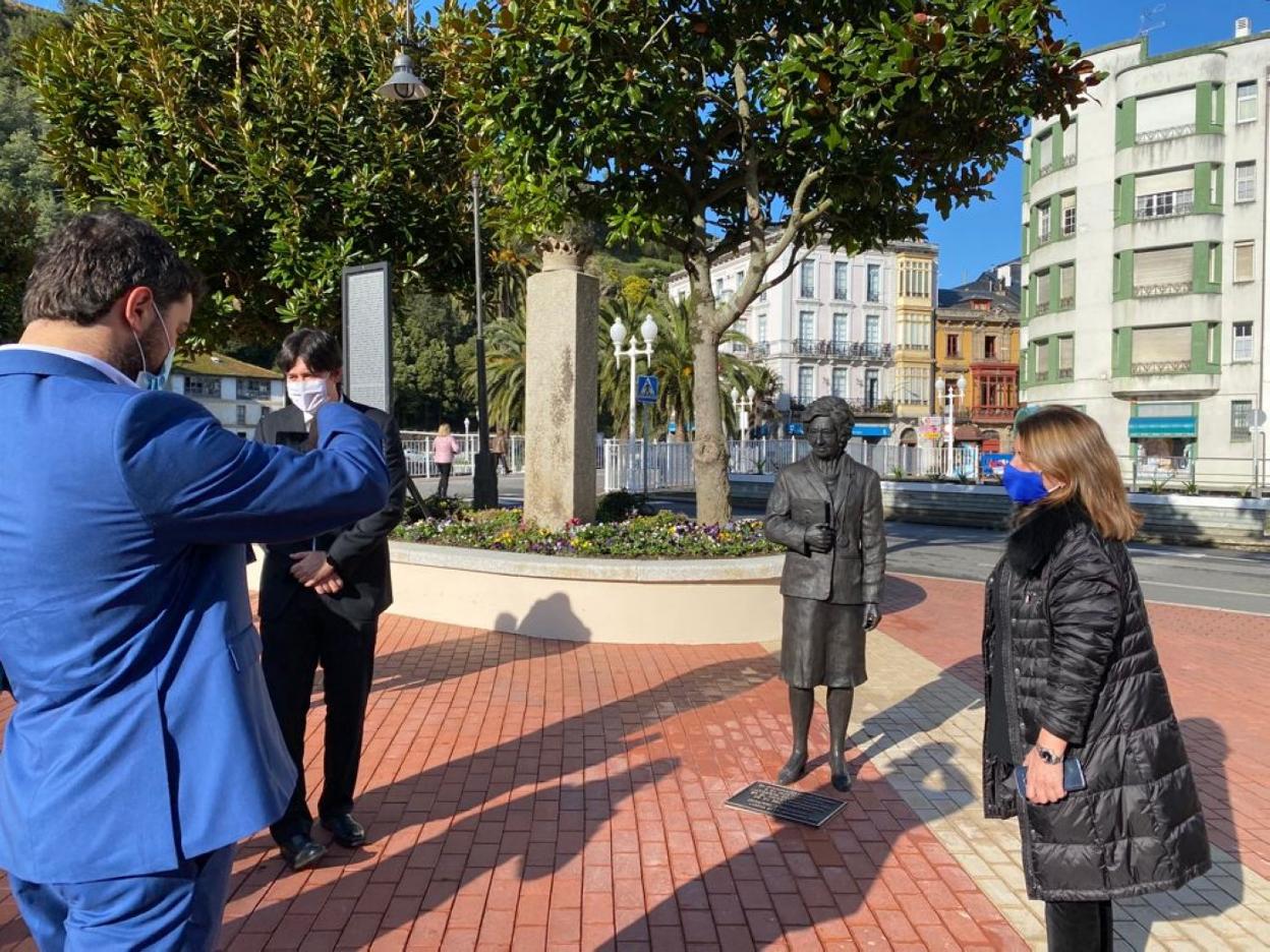 Al fonfo, el monolito donde está escrito el fuero luarqués. 