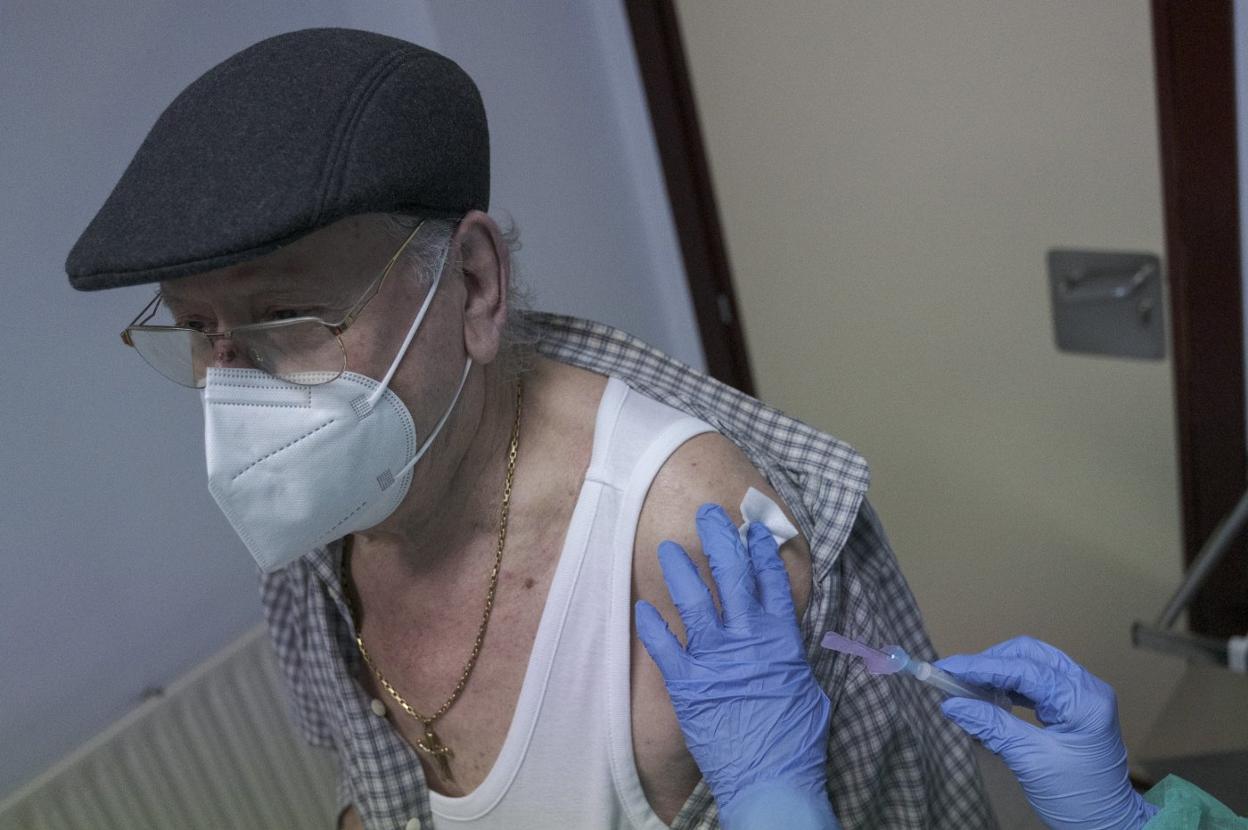 Un vecino de Gijón recibe la vacuna, ayer, en el centro de salud de El Natahoyo. 