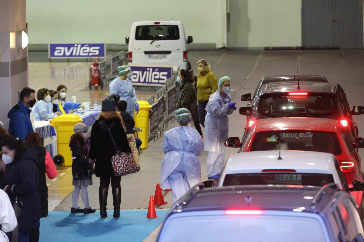 Punto para toma de muestras para las pruebas PCR en el Autocovid instalado en Avilés. 