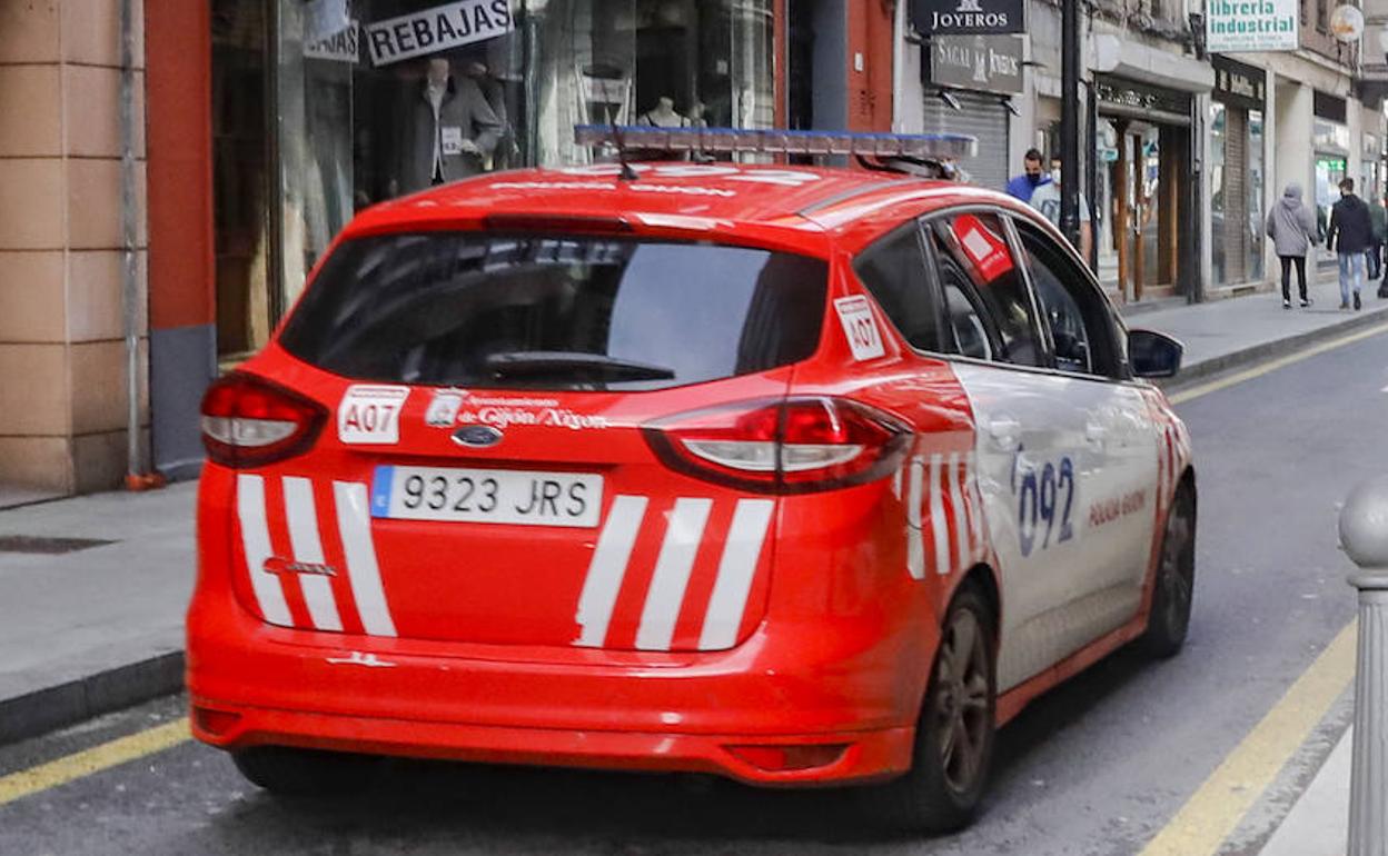 Un coche patrulla de la Policía Local de Gijón 