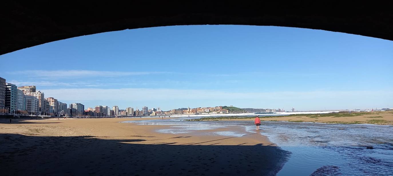 Gijón está viviendo el tercer día consecutivo de altas temperaturas, situación que ha animado a los gijoneses a disfrutar de los arenales del municipio. 