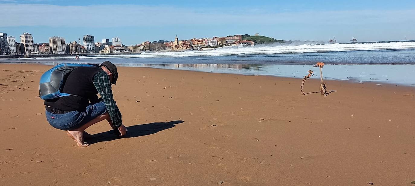 Gijón está viviendo el tercer día consecutivo de altas temperaturas, situación que ha animado a los gijoneses a disfrutar de los arenales del municipio. 