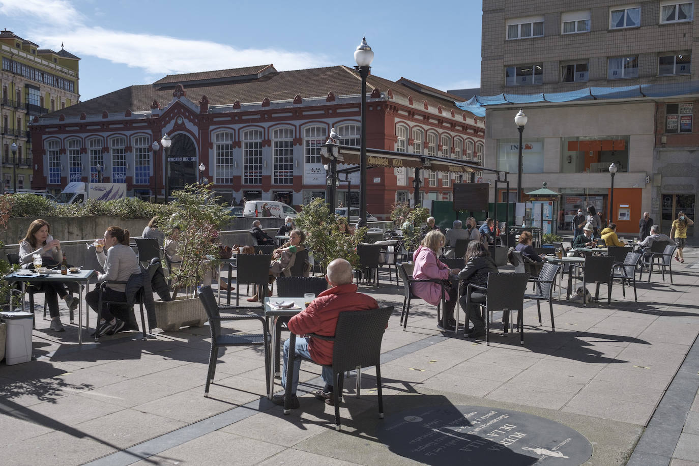 Gijón está viviendo el tercer día consecutivo de altas temperaturas, situación que ha animado a los gijoneses a disfrutar de los arenales del municipio. 