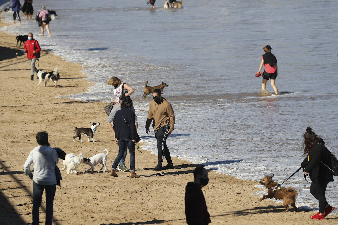 Gijón está viviendo el tercer día consecutivo de altas temperaturas, situación que ha animado a los gijoneses a disfrutar de los arenales del municipio. 