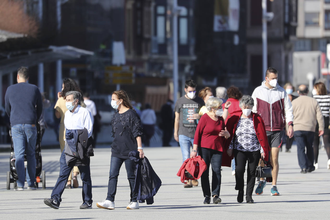 Gijón está viviendo el tercer día consecutivo de altas temperaturas, situación que ha animado a los gijoneses a disfrutar de los arenales del municipio. 