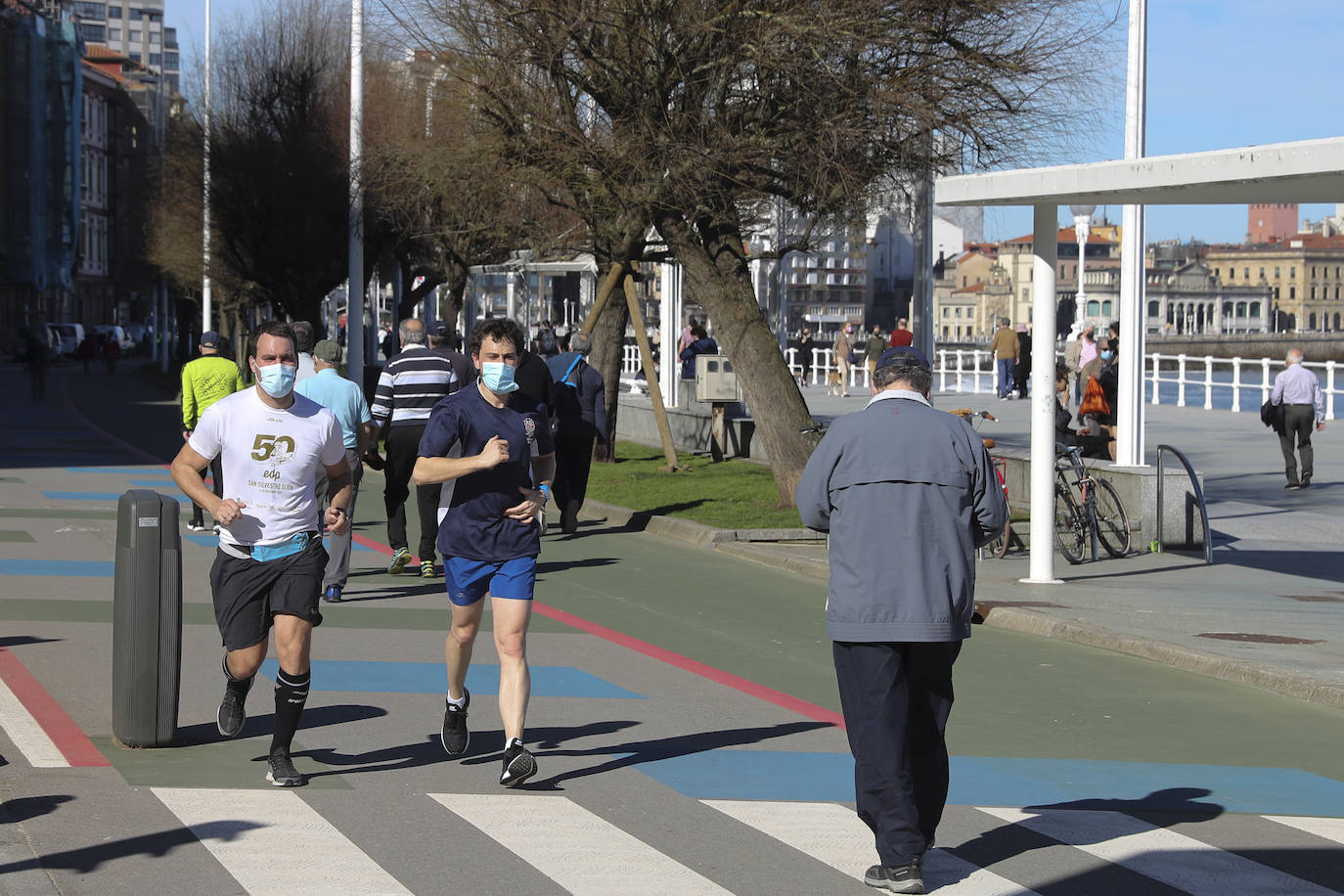 Gijón está viviendo el tercer día consecutivo de altas temperaturas, situación que ha animado a los gijoneses a disfrutar de los arenales del municipio. 