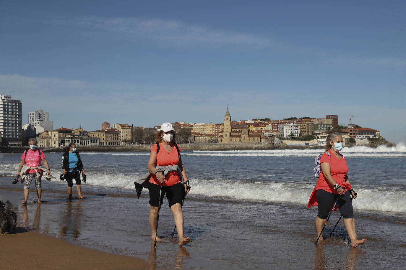 Gijón está viviendo el tercer día consecutivo de altas temperaturas, situación que ha animado a los gijoneses a disfrutar de los arenales del municipio. 