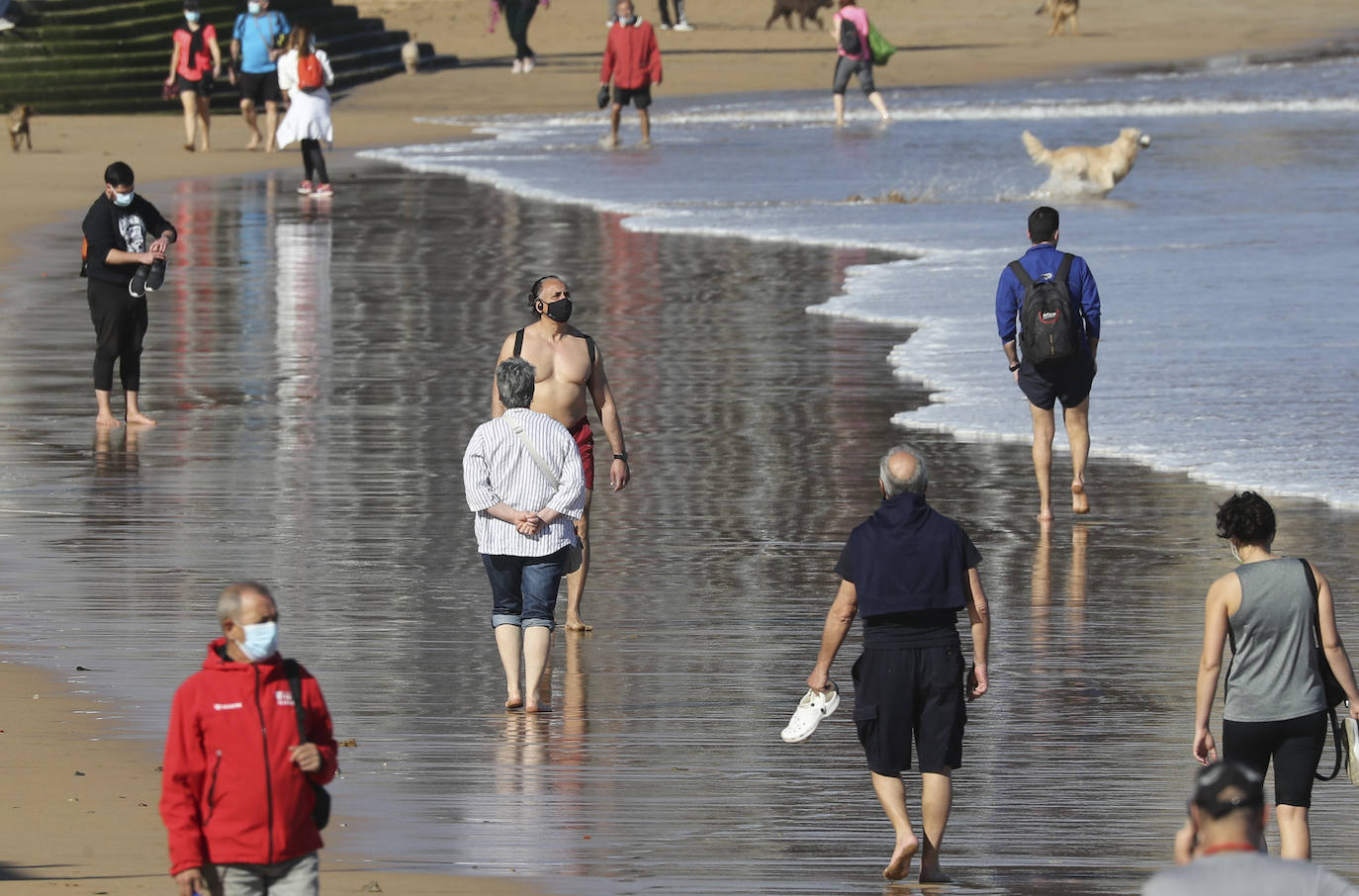 Gijón está viviendo el tercer día consecutivo de altas temperaturas, situación que ha animado a los gijoneses a disfrutar de los arenales del municipio. 