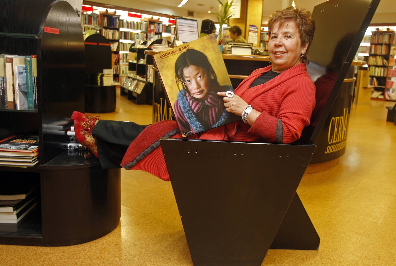 La veterena librera Conchita Quirós, propietaria de la Librería Cervantes, ha fallecido en Oviedo a los 85 años. Dedicó toda su vida a su auténtica pasión: los libros, que le hicieron merecedora, tanto a ella como a su establecimiento de numerosos reconocimientos.