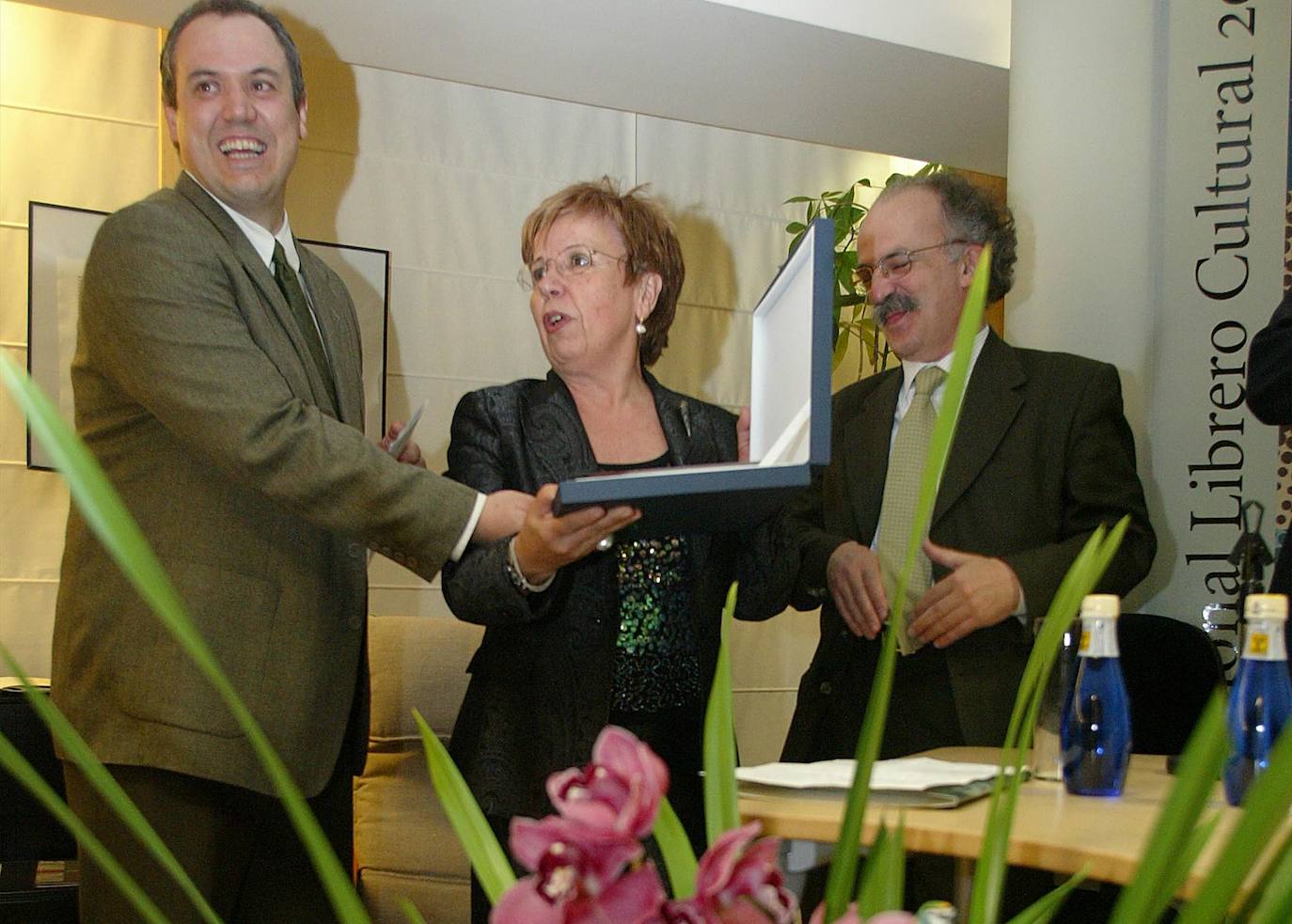 La veterena librera Conchita Quirós, propietaria de la Librería Cervantes, ha fallecido en Oviedo a los 85 años. Dedicó toda su vida a su auténtica pasión: los libros, que le hicieron merecedora, tanto a ella como a su establecimiento de numerosos reconocimientos.