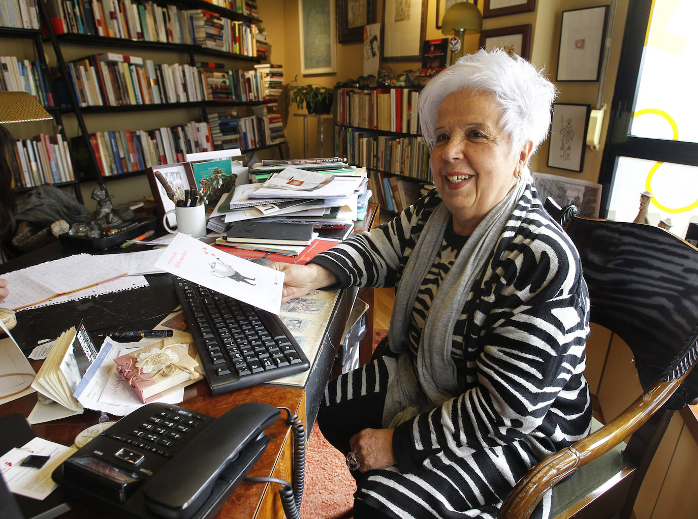 La veterena librera Conchita Quirós, propietaria de la Librería Cervantes, ha fallecido en Oviedo a los 85 años. Dedicó toda su vida a su auténtica pasión: los libros, que le hicieron merecedora, tanto a ella como a su establecimiento de numerosos reconocimientos.