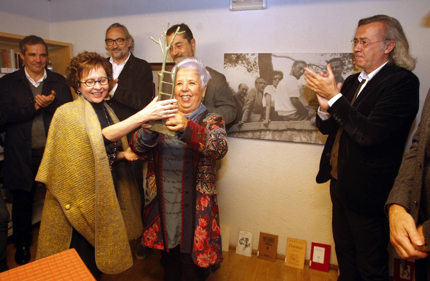 La veterena librera Conchita Quirós, propietaria de la Librería Cervantes, ha fallecido en Oviedo a los 85 años. Dedicó toda su vida a su auténtica pasión: los libros, que le hicieron merecedora, tanto a ella como a su establecimiento de numerosos reconocimientos.