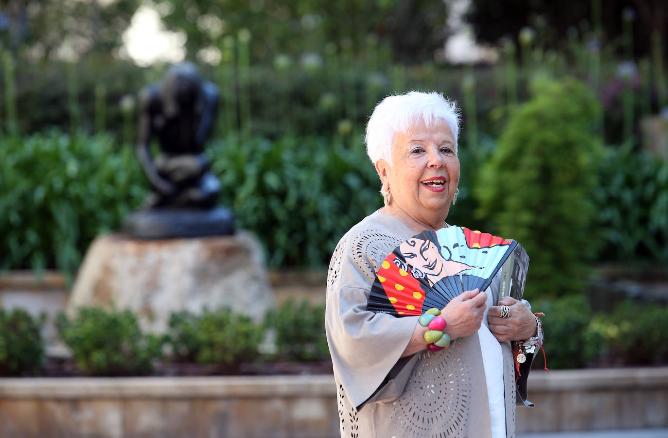 La veterena librera Conchita Quirós, propietaria de la Librería Cervantes, ha fallecido en Oviedo a los 85 años. Dedicó toda su vida a su auténtica pasión: los libros, que le hicieron merecedora, tanto a ella como a su establecimiento de numerosos reconocimientos.