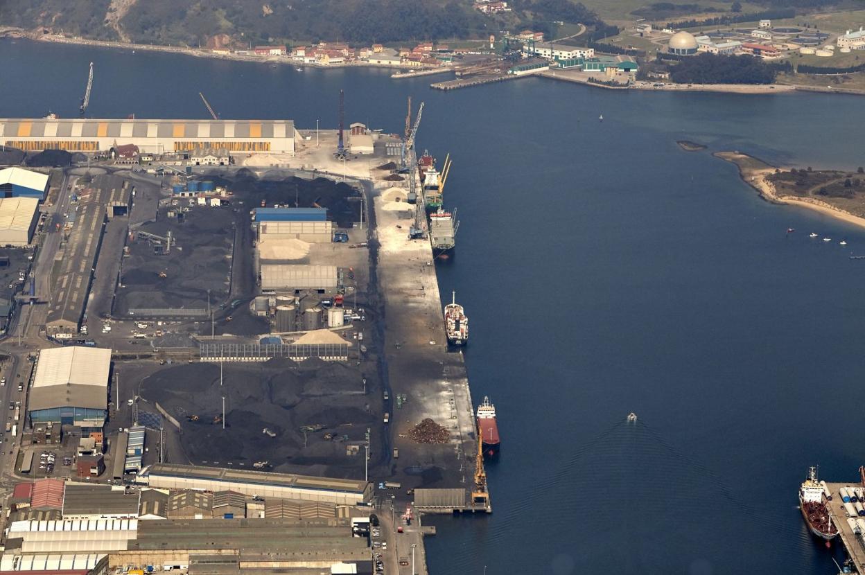 Vista aérea del muelle de Raíces, que se ampliará en la zona inferior de la imagen, a continuación del muelle pesquero. 