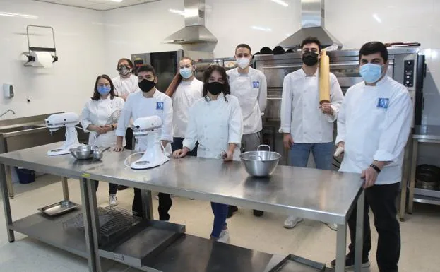Los estudiantes del instituto ovetense en una de las aulas del centro con instrumentos de cocina.