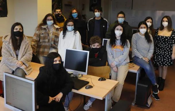 Estudiantes del Cislan también participantes en un aula equipada con ordenadores.