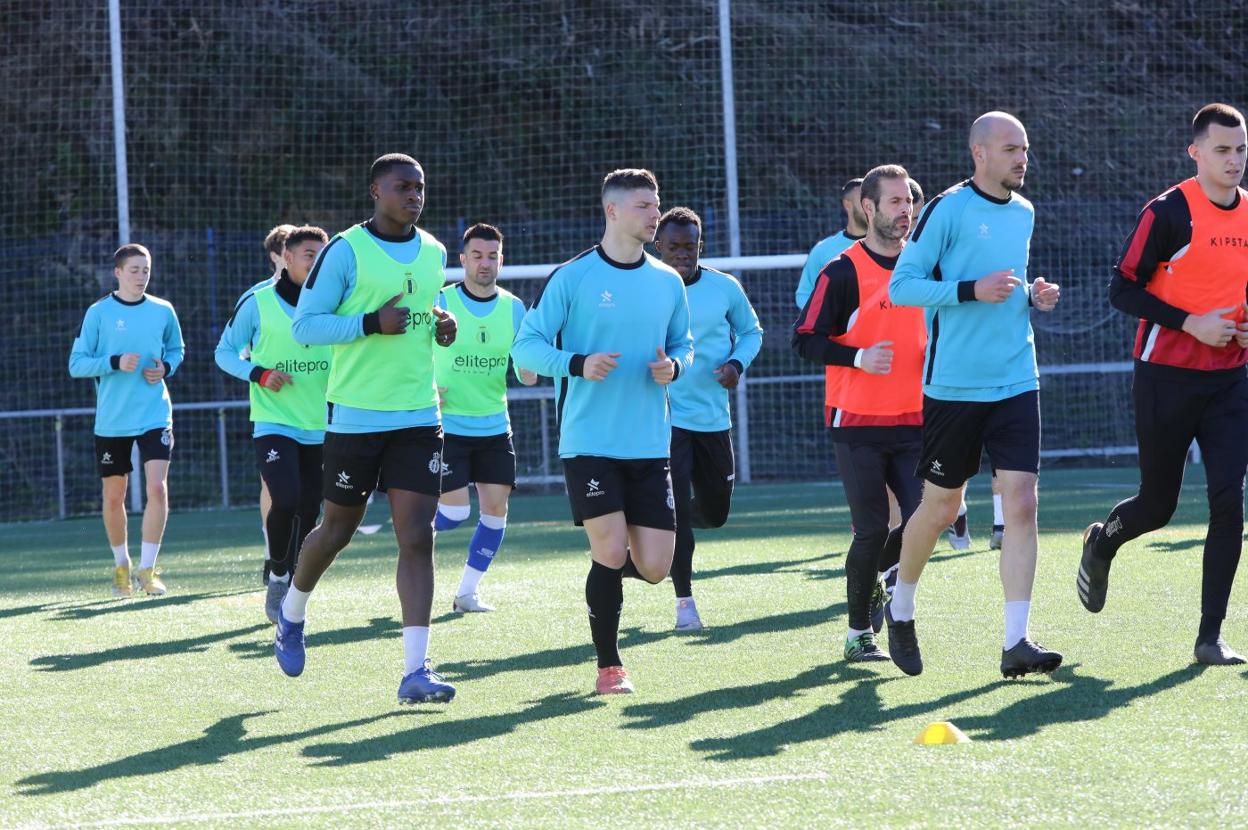 Los jugadores del Avilés realizan carrera continua en la sesión preparatoria de ayer por la mañana en La Toba 3.