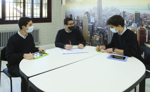 Los tres alumnos de Los Robles que este año participan en el programa de fomento del emprendimiento de EL COMERCIO 