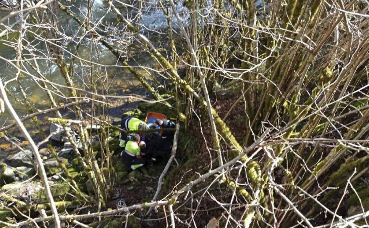 Herido grave un ciclista al caer por un desnivel en la carretera a Caleao