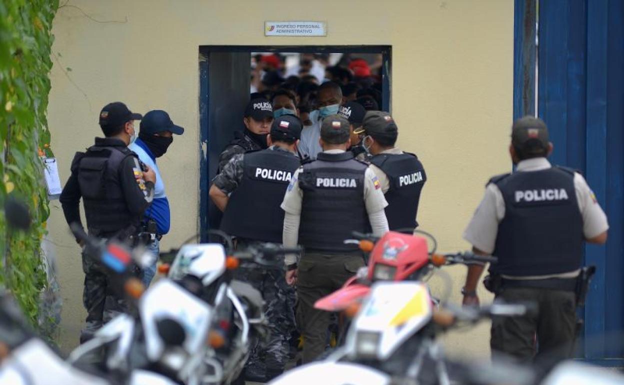 Policías ingresan al Centro de Rehabilitación Social de Guayas durante un amotinamiento, en Guayaquil.