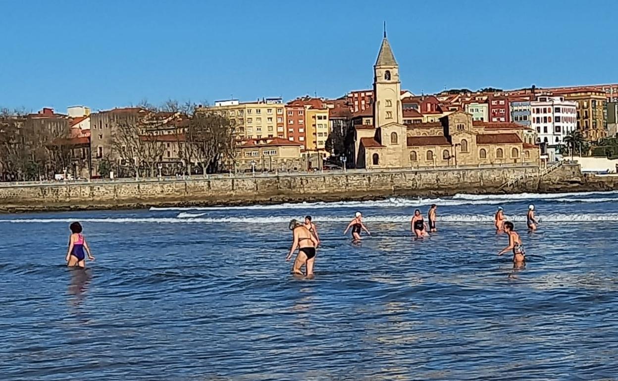 Los bañistas disfrutan del buen tiempo este miércoles en la playa de San Lorenzo, en Gijón 