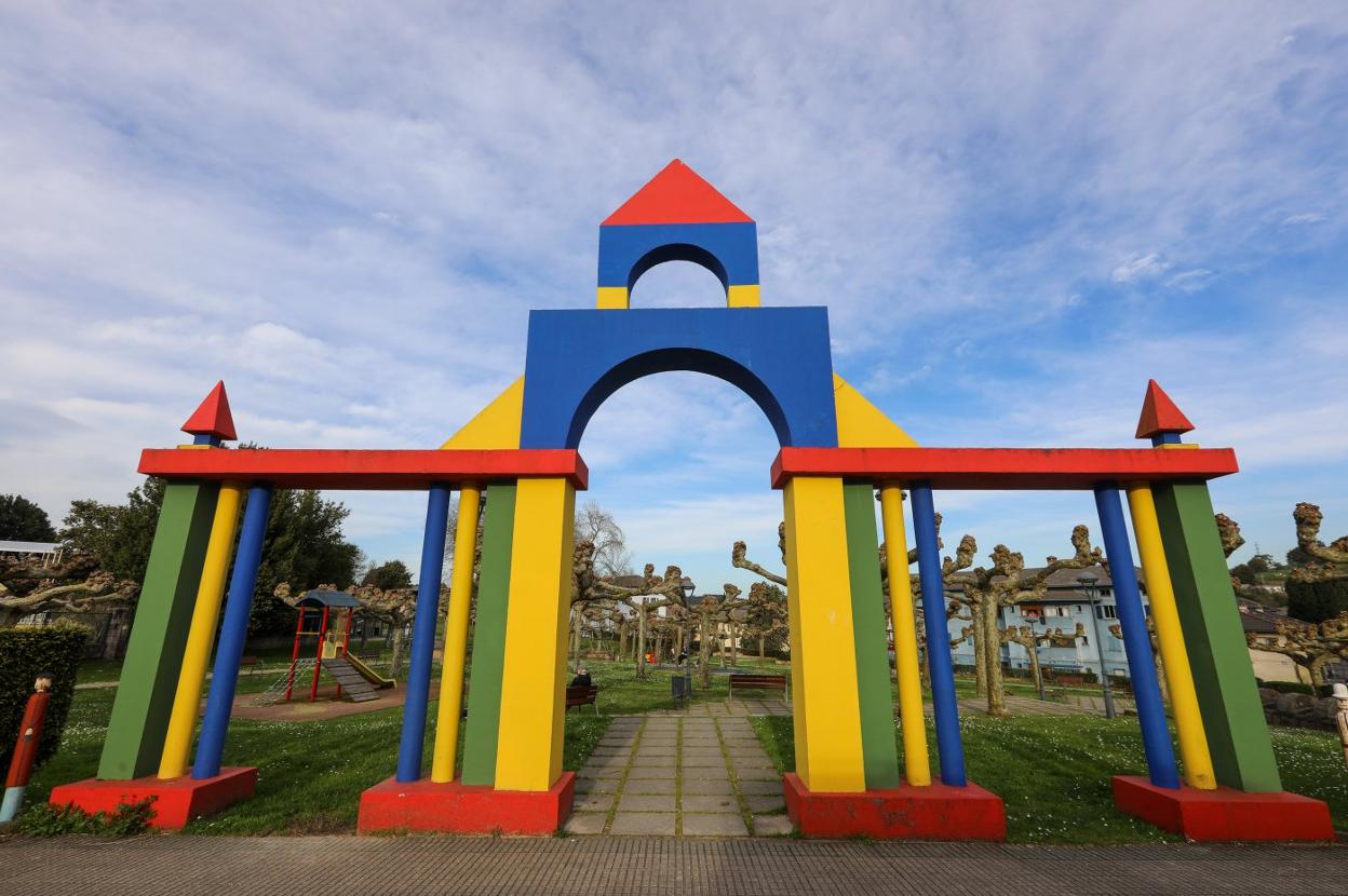 Puerta de entrada del parque infantil de Llaranes. 